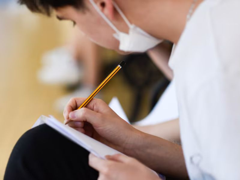 estudiante con un lapiz y un examen