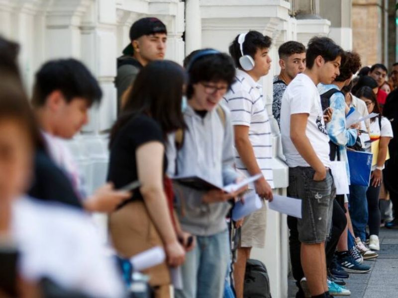 fila de estudiantes